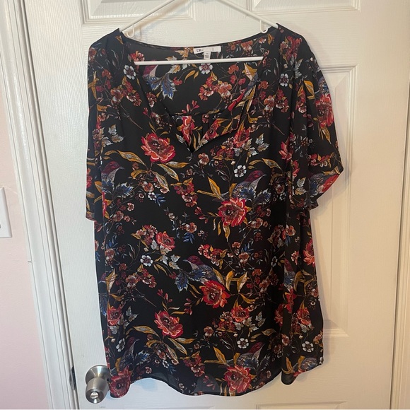 DR2 Tops - Short Sleeve V-Neck Floral Blouse